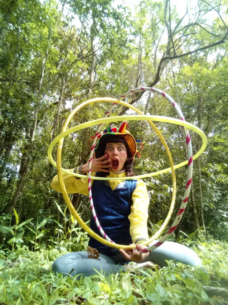 A artista Paulina apresenta o espetáculo circense “Bambolê Flow” no dia 22 de outubro, às 14h, na EMEF José Carlos Ferreira, em Guaíba. A atividade é gratuita.