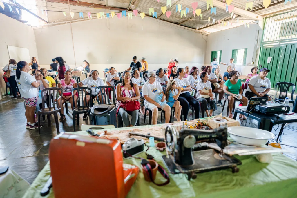 Participantes acompanham atividade do projeto Barraca de Memórias, que reúne relatos e objetos afetivos de mulheres idosas para preservar histórias da construção do Distrito Federal