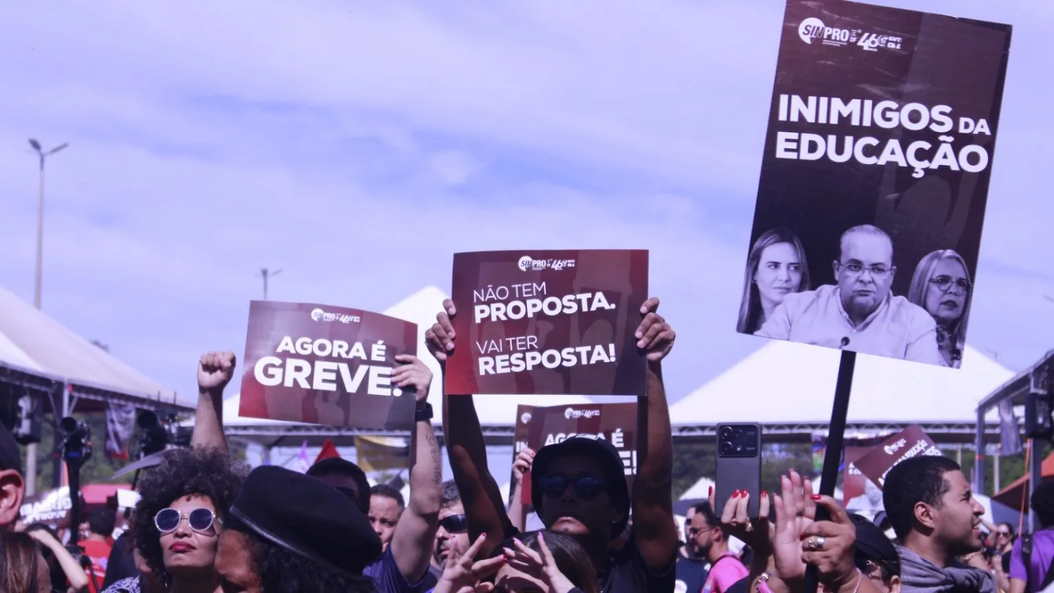 Professores da rede pública reunidos em protesto no centro de Brasília