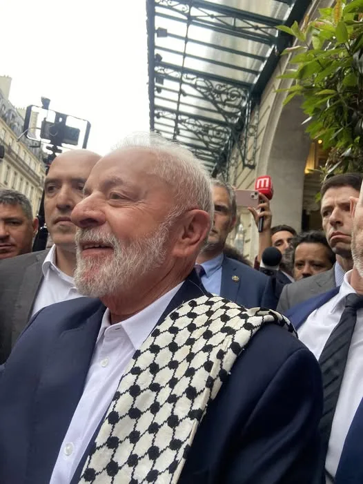 Em 2025, Lula vestiu o keffiyeh, lenço preto e branco que simboliza a luta palestina