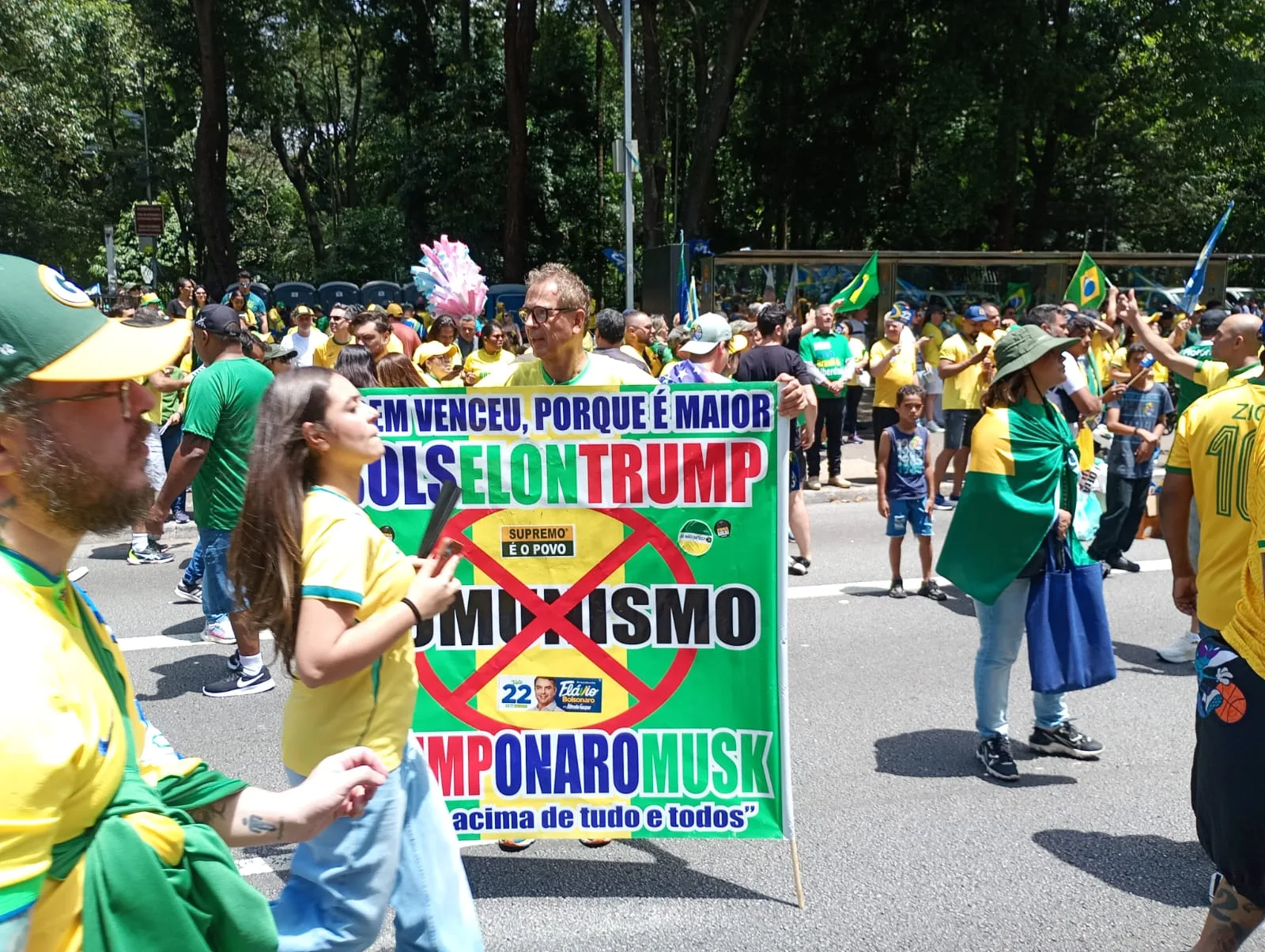 Bolsonarista homenageia o presidente dos Estados Unidos, Donald Trump e o trilionário Elon Musk.
