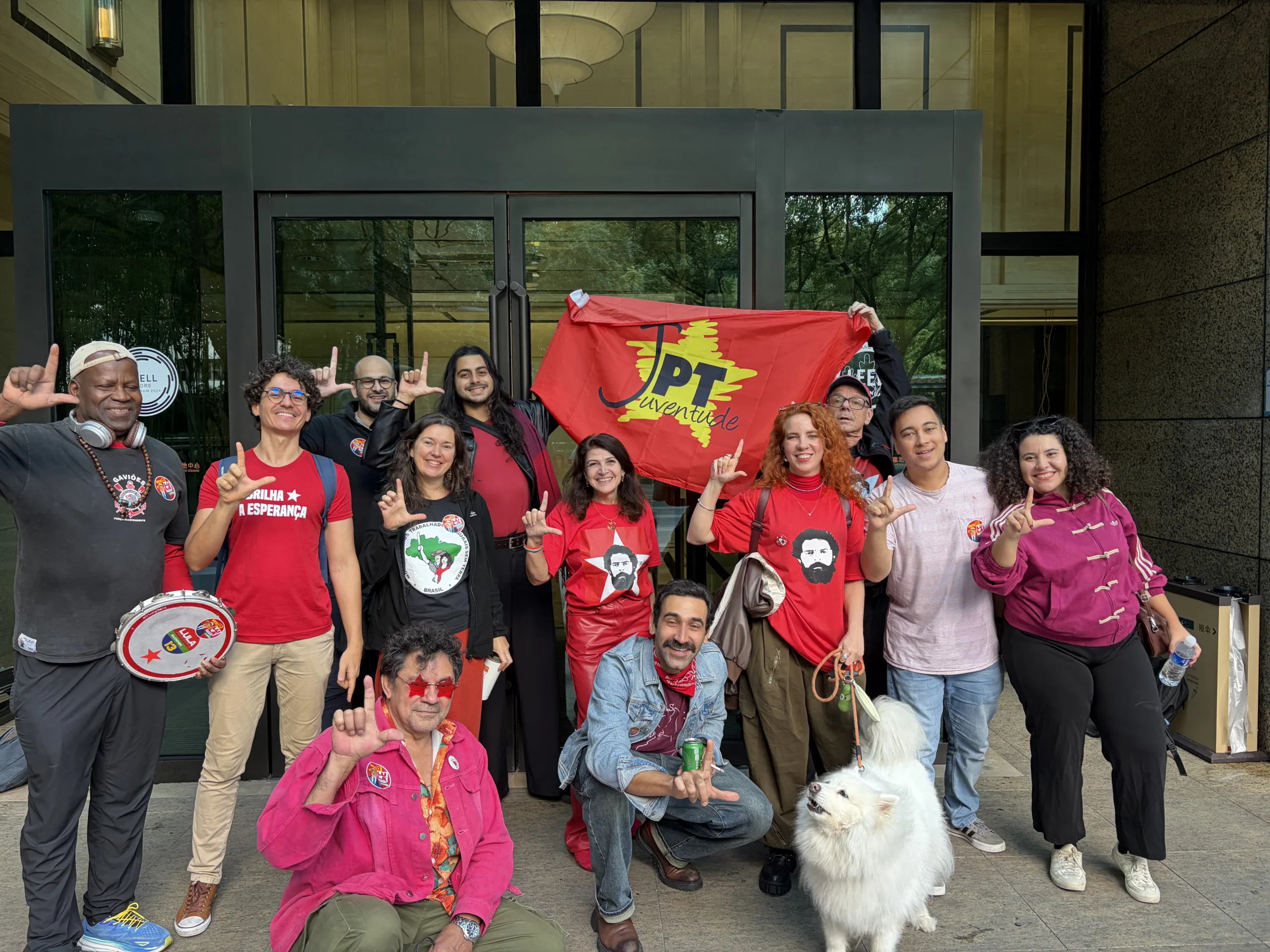Eleitores do presidente Lula (PT), na frente do Consulado do Brasil em Xangai, na China. 25 de outubro de 2026