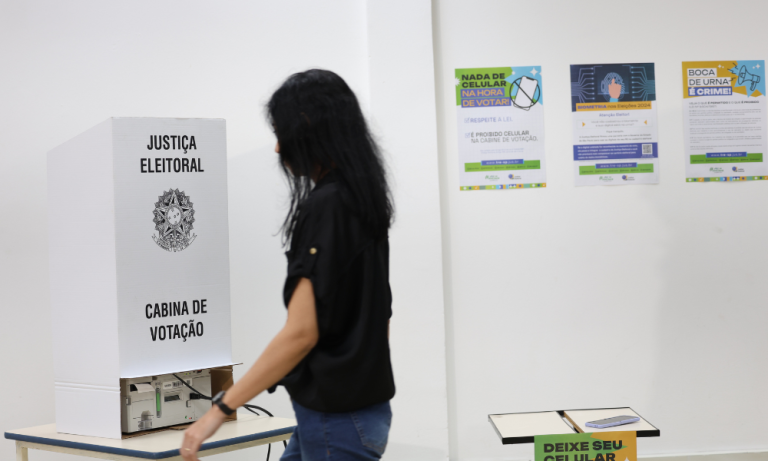 Antes de ir às urnas neste domingo (4), eleitoras e eleitores devem conferir o local de votação e separar um documento oficial com foto