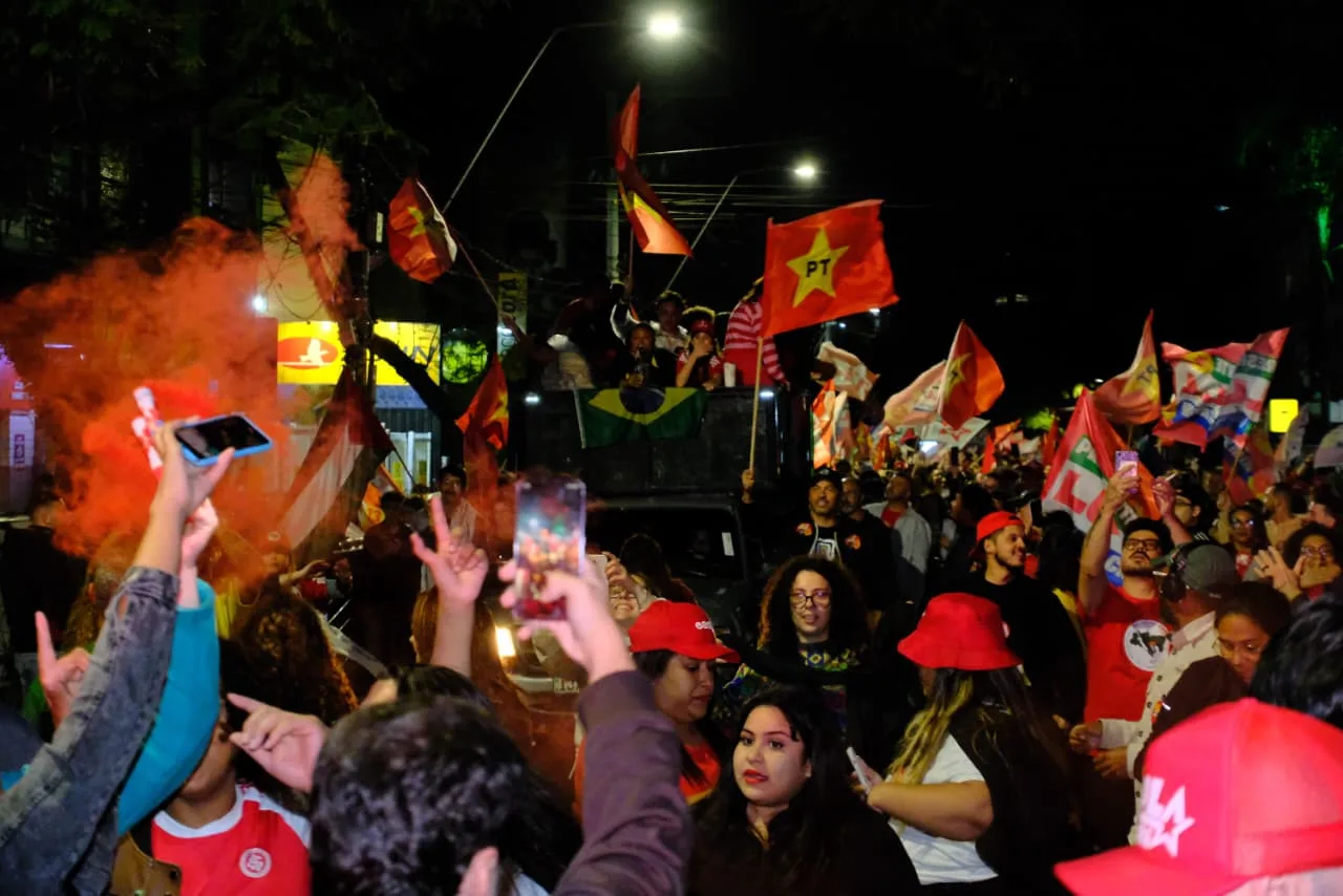 Bandeiras e cantos em coro marcaram a celebração da vitória de Lula nas ruas da Cidade Baixa e região central de Porto Alegre