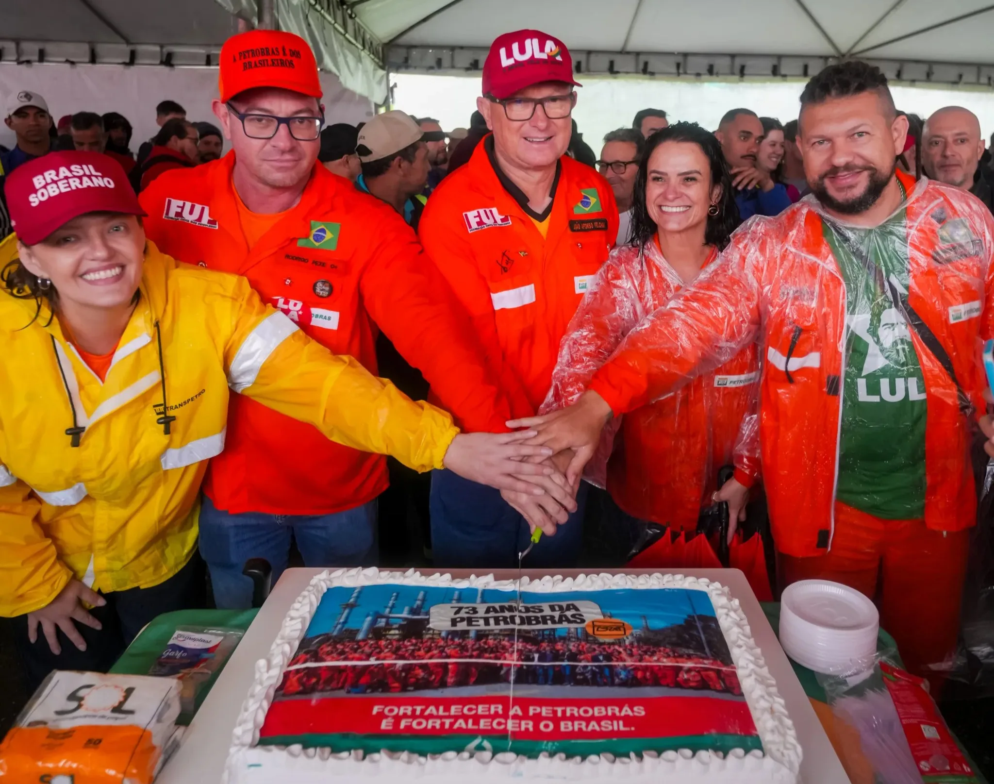 Trabalhadores da Repar e da Fafen celebram história de luta por soberania e desenvolvimento, nos 73 anos da Petrobras.