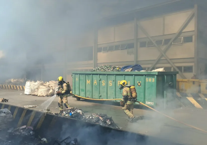 Bombeiros atuam na contenção das chamas no complexo da Centcoop