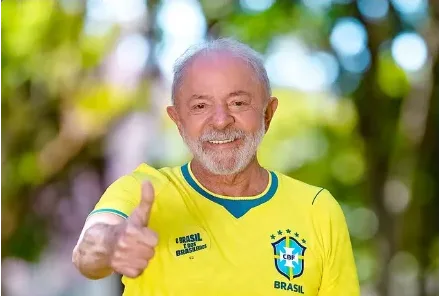 Lula vestiu camisa da seleção Brasileira em ato virtual