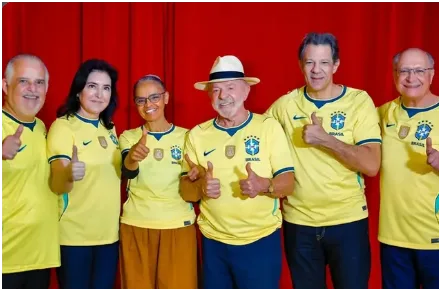 Márcio França, Simone Tebet, Marina Silva, Lula, Fernando Haddad e Geraldo Alckmin com camisa da seleção
