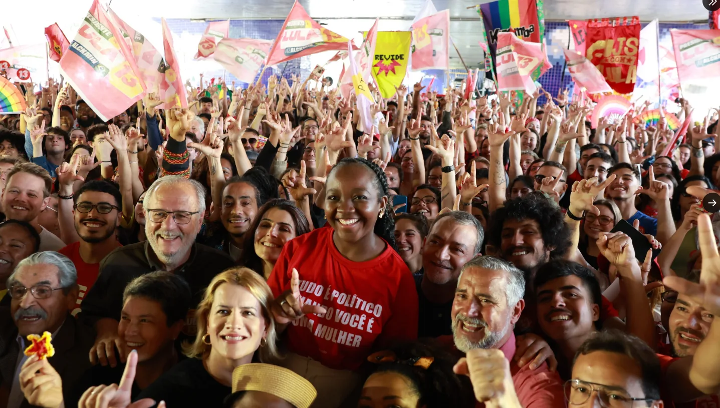 Eleita por Minas Gerais aos 21 anos, Ana Elisa, a mulher negra mais jovem eleita para a Câmara dos Deputados, participou de aula pública em Porto Alegre nesta quinta-feira (22)