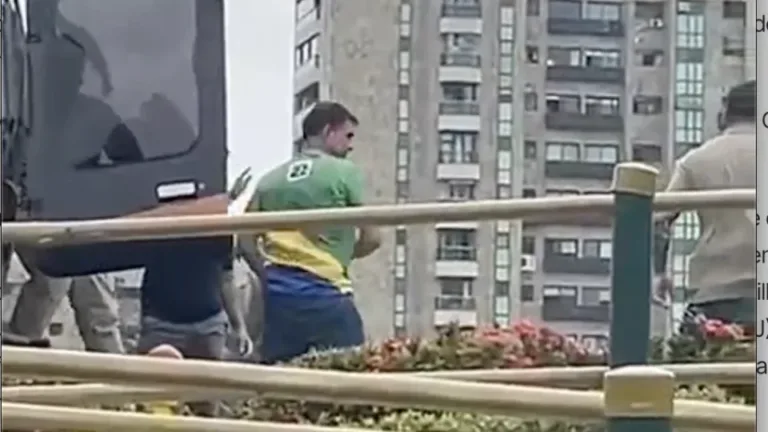 No Rio, Flávio usa helicóptero apreendido com R$ 7 miilhões do 'Faraó dos Bitcoins'