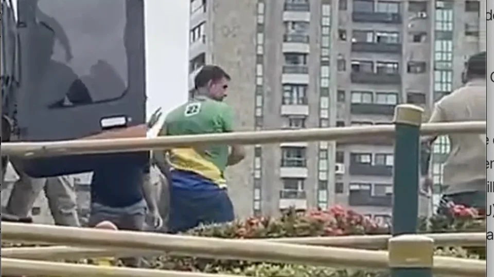 Flávio Bolsonaro chegou em ato em Helicóptero ligado a 'Faraó dos Bitcoins'