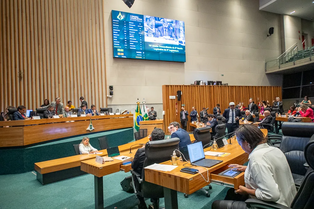 Plenário da Câmara Legislativa do Distrito Federal durante sessão: 17 dos 24 deputados eleitos em 2026 já ocupavam uma cadeira na Casa, enquanto sete novos nomes chegam à próxima legislatura
