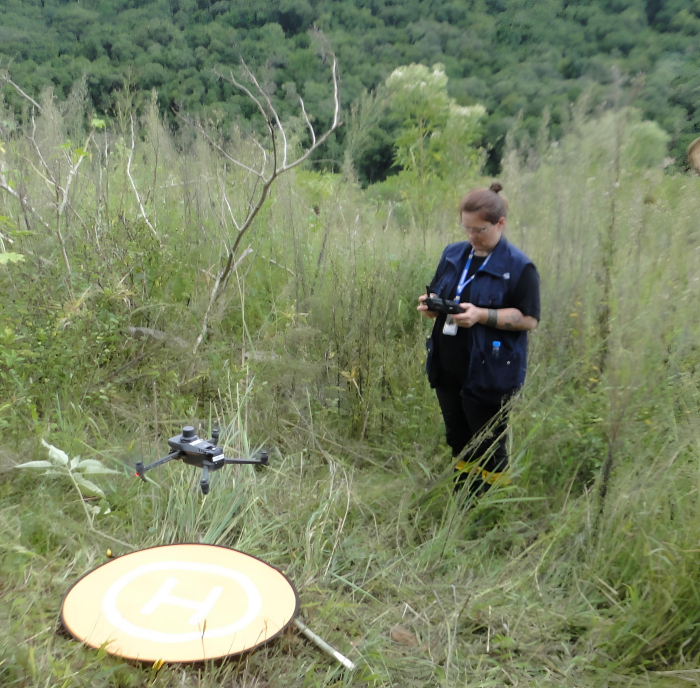 A extensionista Thaís Michel faz levantamento com drone em área afetada pela enchente