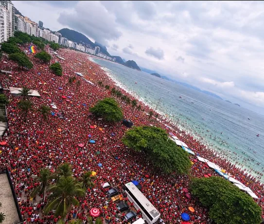 A praia da Copacabana ficou lotada de apoiadores de Lula neste feriado de 12 de outubro.