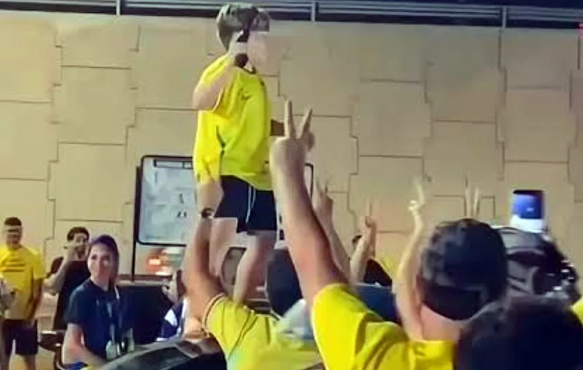 Vídeo que circula nas redes sociais mostra criança segurando objeto que parece ser uma arma de fogo