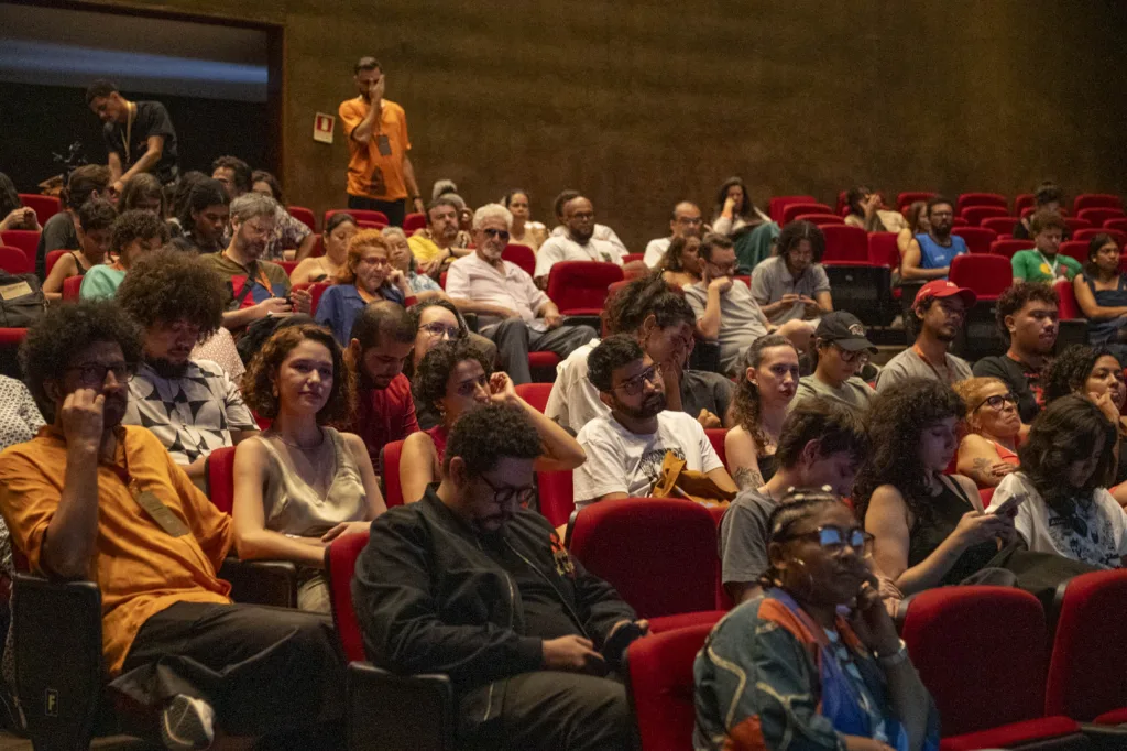Plateia de diferentes gerações acompanha a Curta Mostra Goiás, que reuniu filmes sobre envelhecimento, luto, memória e corpos dissidentes, na quarta-feira (7)