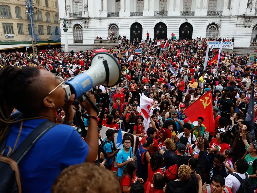 Estudantes em manifestação no centro do Rio de Janeiro na quarta-feira (7)