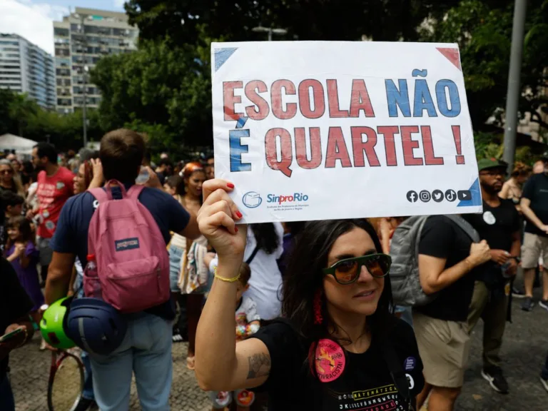 Resistência contra Flavio Bolsonaro nas ruas: estudantes fazem ato no Rio por democracia