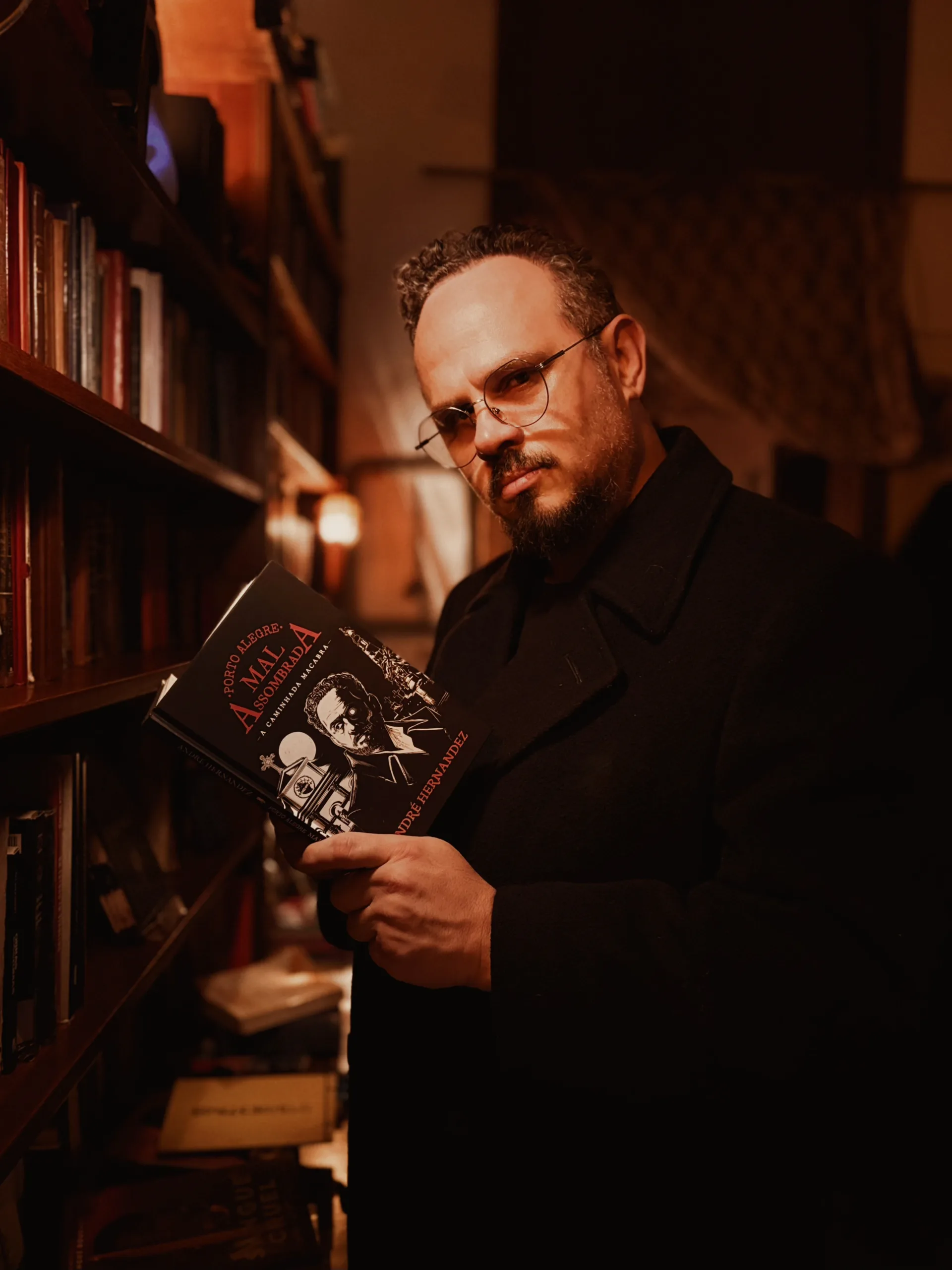 André Hernandez reúne em livro histórias pesquisadas para a caminhada cultural Porto Alegre Mal Assombrada