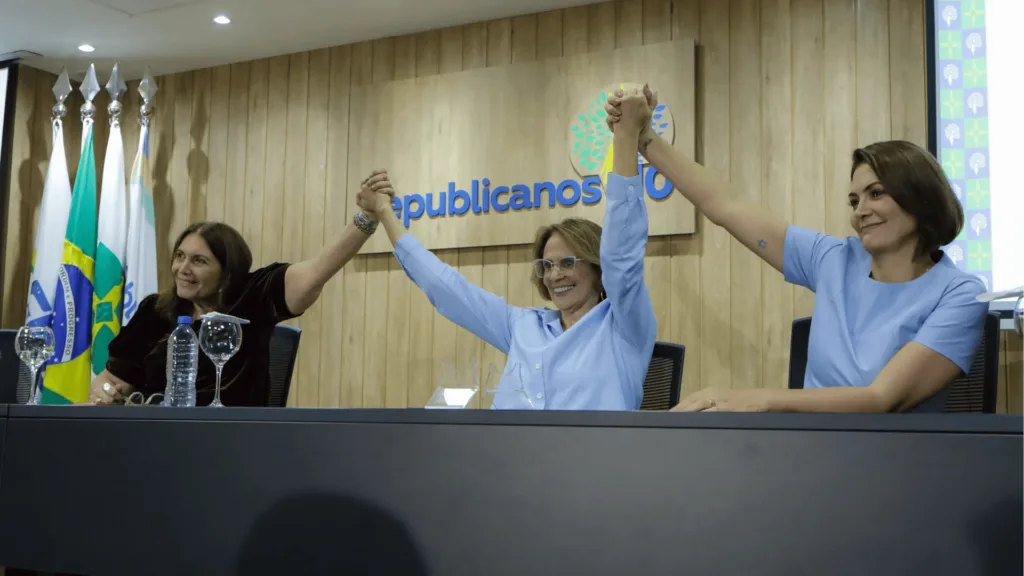 Michelle Bolsonaro, Bia Kicis e Damares Alves durante reunião em Brasília; as três representarão o Distrito Federal no Senado a partir de 2027.