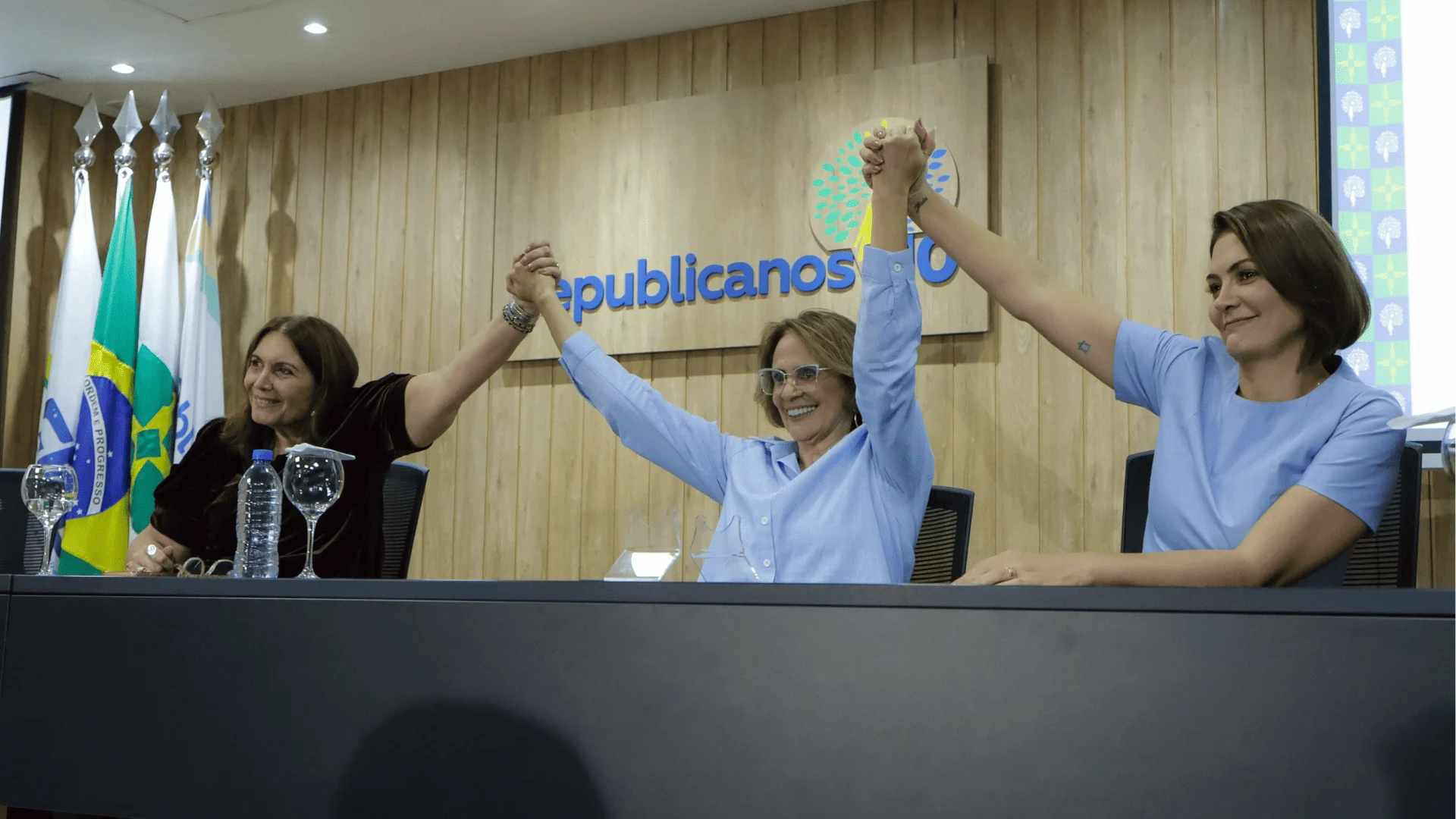 Michelle Bolsonaro, Bia Kicis e Damares Alves durante reunião em Brasília; as três representarão o Distrito Federal no Senado a partir de 2027.