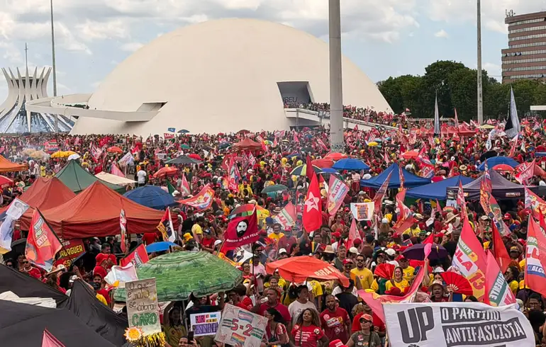 Multidão reunida em frente ao Museu Nacional neste domingo (18)