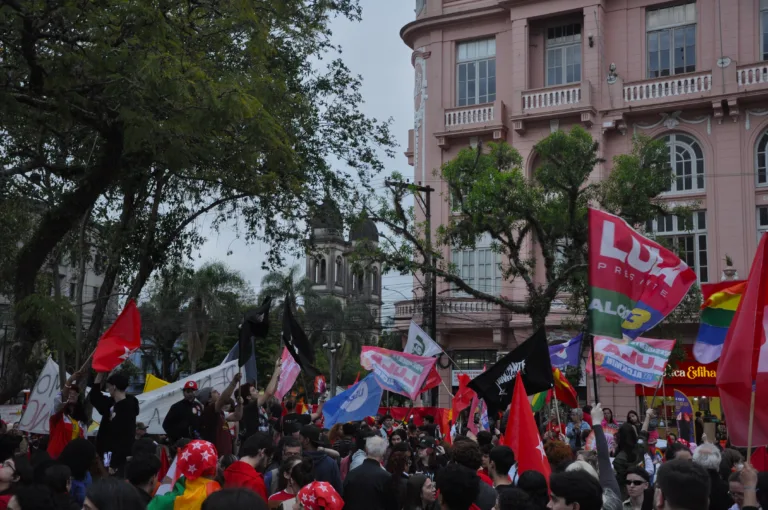 Estudantes e trabalhadores realizam ato em defesa da democracia em Santa Maria
