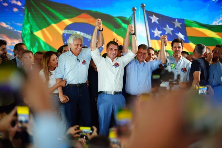 Flávio Bolsonaro diz que vai usar maiorias no Senado e na Câmara para ‘mudar a Constituição’