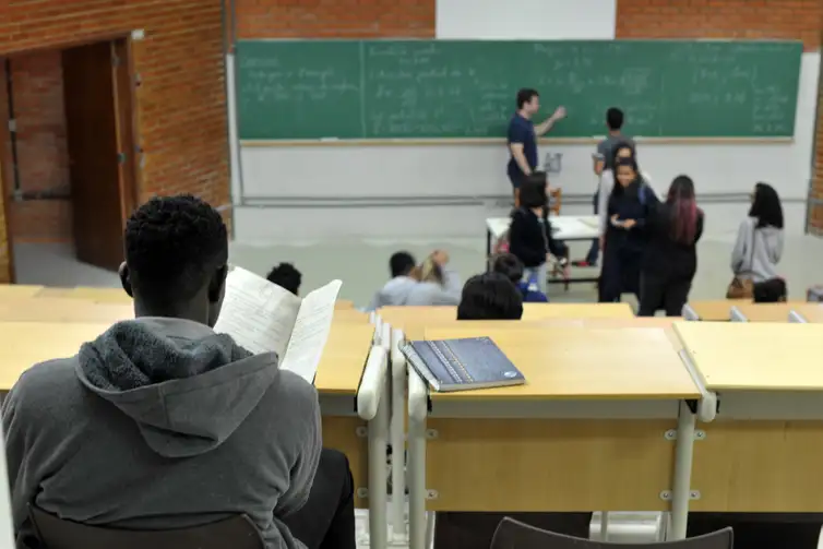 UnB foi a primeira universidade federal a adotar sistema de cotas raciaisUnB reserva vagas para negros desde o vestibular de 2004Percentual de negros com diploma cresceu quase quatro vezes desde 2000, segundo IBGE