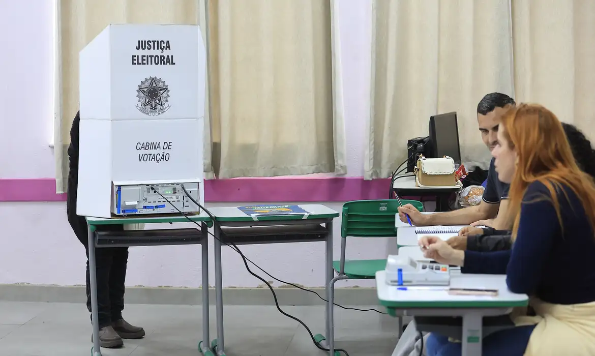 Segundo turno da eleição foi marcado por imbroglio envolvendo transporte público e decisões judiciais