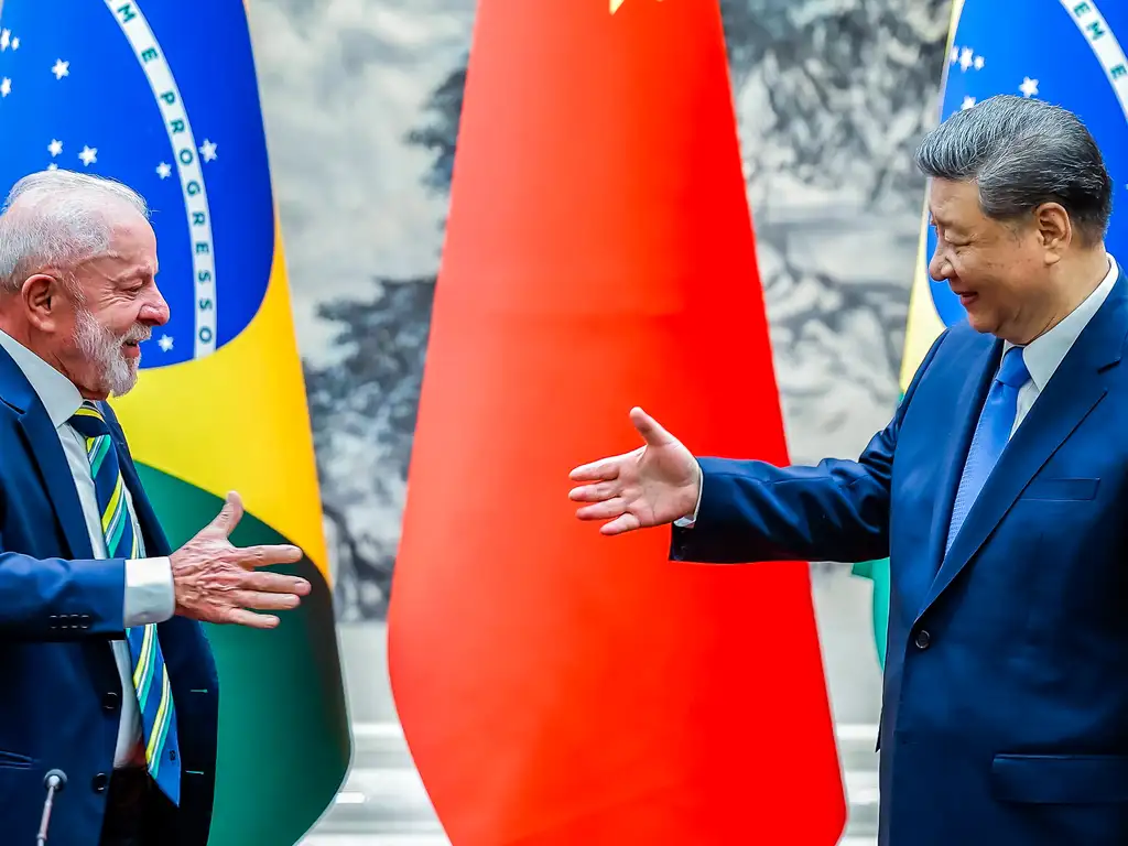 Presidente da República, Luiz Inácio Lula da Silva e o Presidente da República Popular da China, Xi Jinping, durante a cerimônia de assinatura de Atos, no Palácio do Povo.