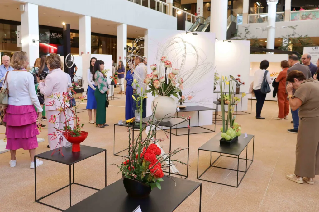 Arranjo floral apresentado em edição anterior da exposição Ikebana Sogetsu Brasília. Neste ano, a mostra “Ikebana – Natureza em Movimento” ocupa o Casapark de 23 a 25 de outubro