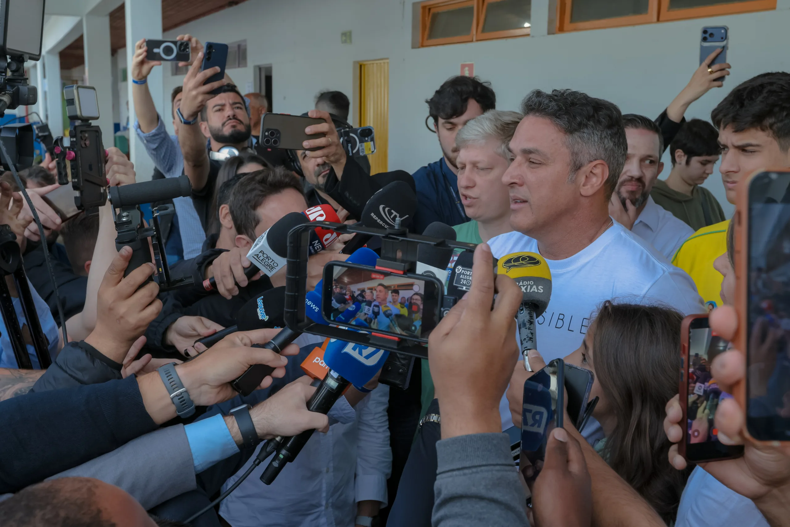 Luciano Zucco concede entrevista à imprensa após votar em Porto Alegre