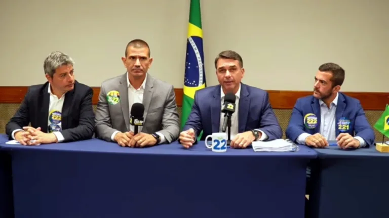 Em live, Flávio Bolsonaro ataca STF e TSE e pede ao eleitor que descarte outros presidenciáveis