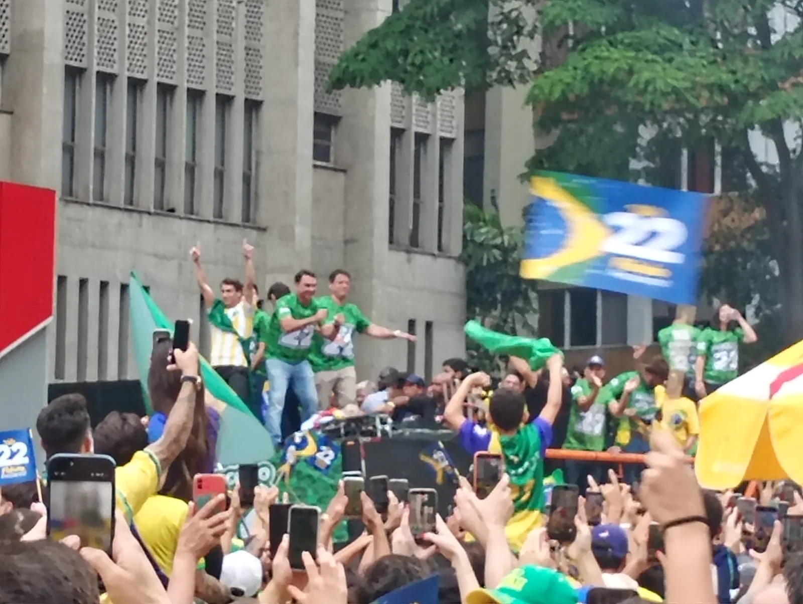 Carro de som com o candidato Flávio Bolsonaro na avenida Paulista.