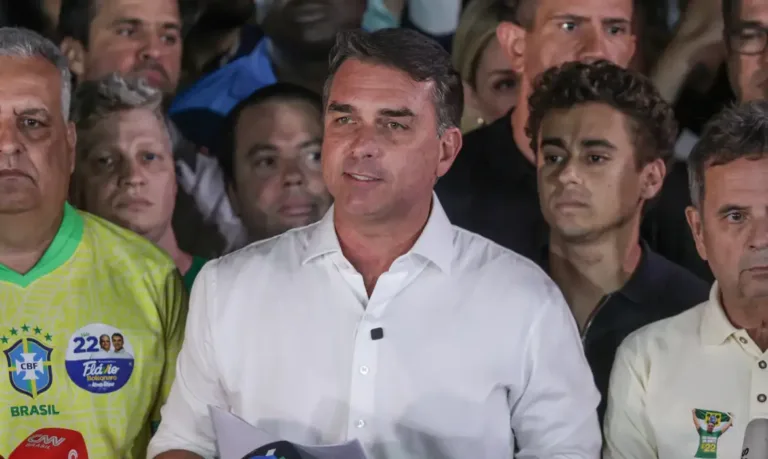 Possível fuga de Flávio Bolsonaro assina 'sentença de culpa', aponta professor da UFIRJ