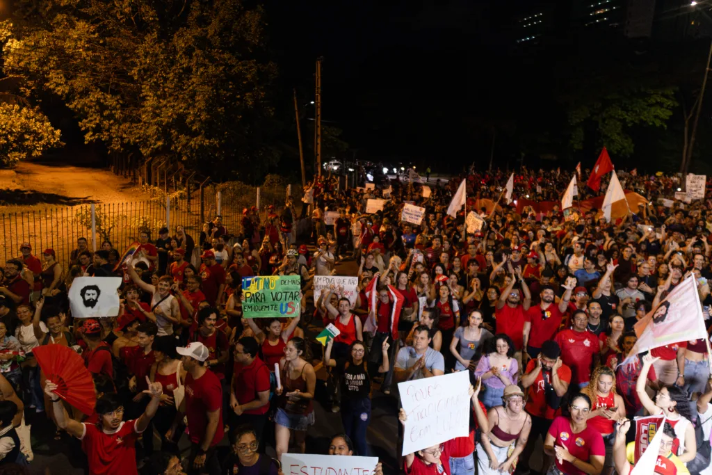 Ato em defesa da educação pública e da democracia, realizado após o primeiro turno das eleições de 2026, em João Pessoa