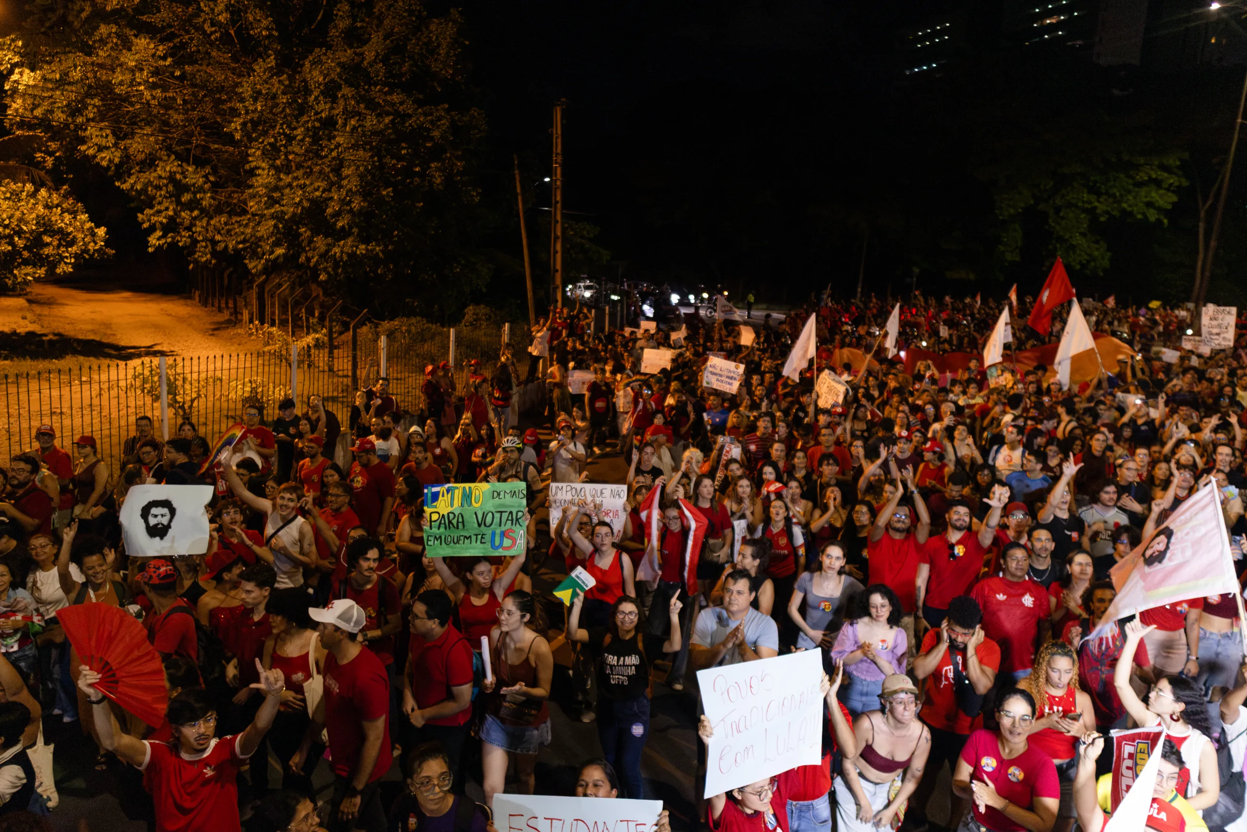 Ato em defesa da educação pública e da democracia, realizado após o primeiro turno das eleições de 2026, em João Pessoa