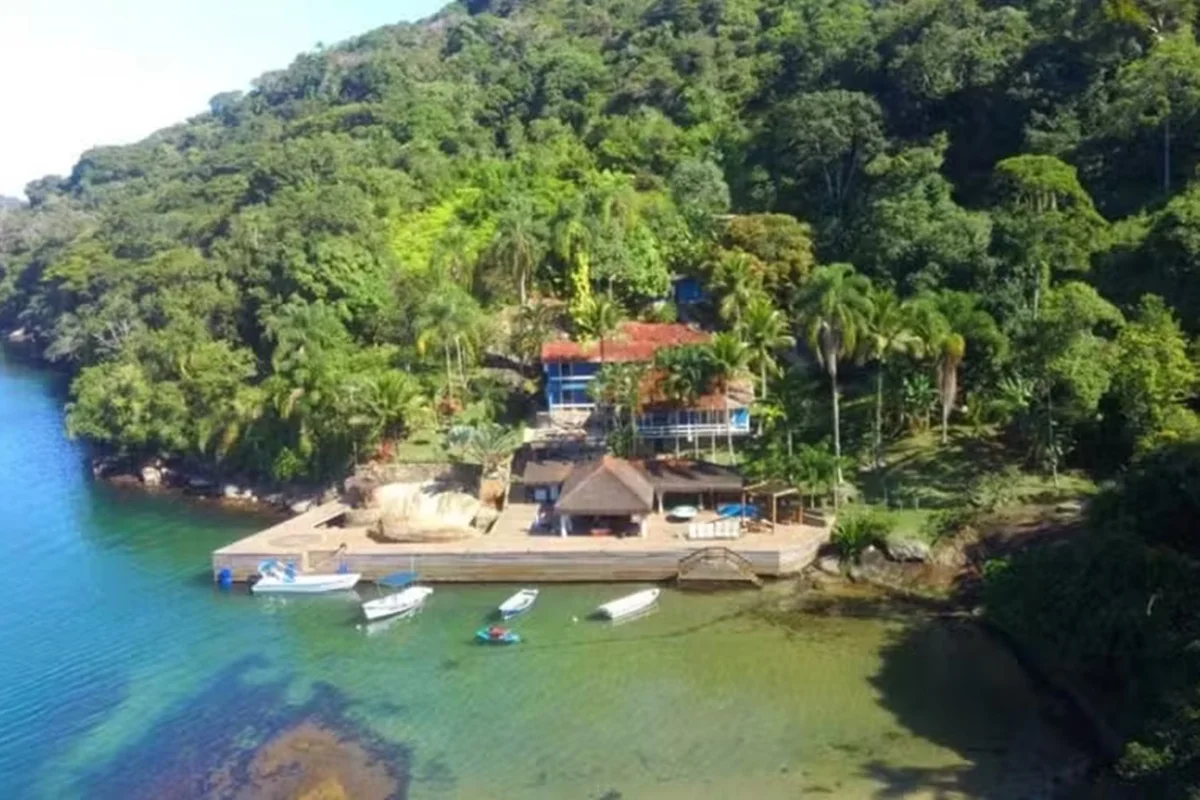 Jogador Richarlison acusa Willer Tomaz e Flávio Bolsonaro (PL) de terem se apropriado de mansão em Angra dos Reis (RJ)