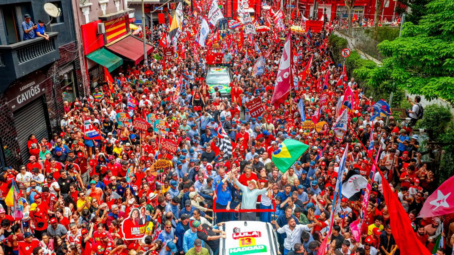 Presidente Lula em ato de campanha no centro de São Paulo