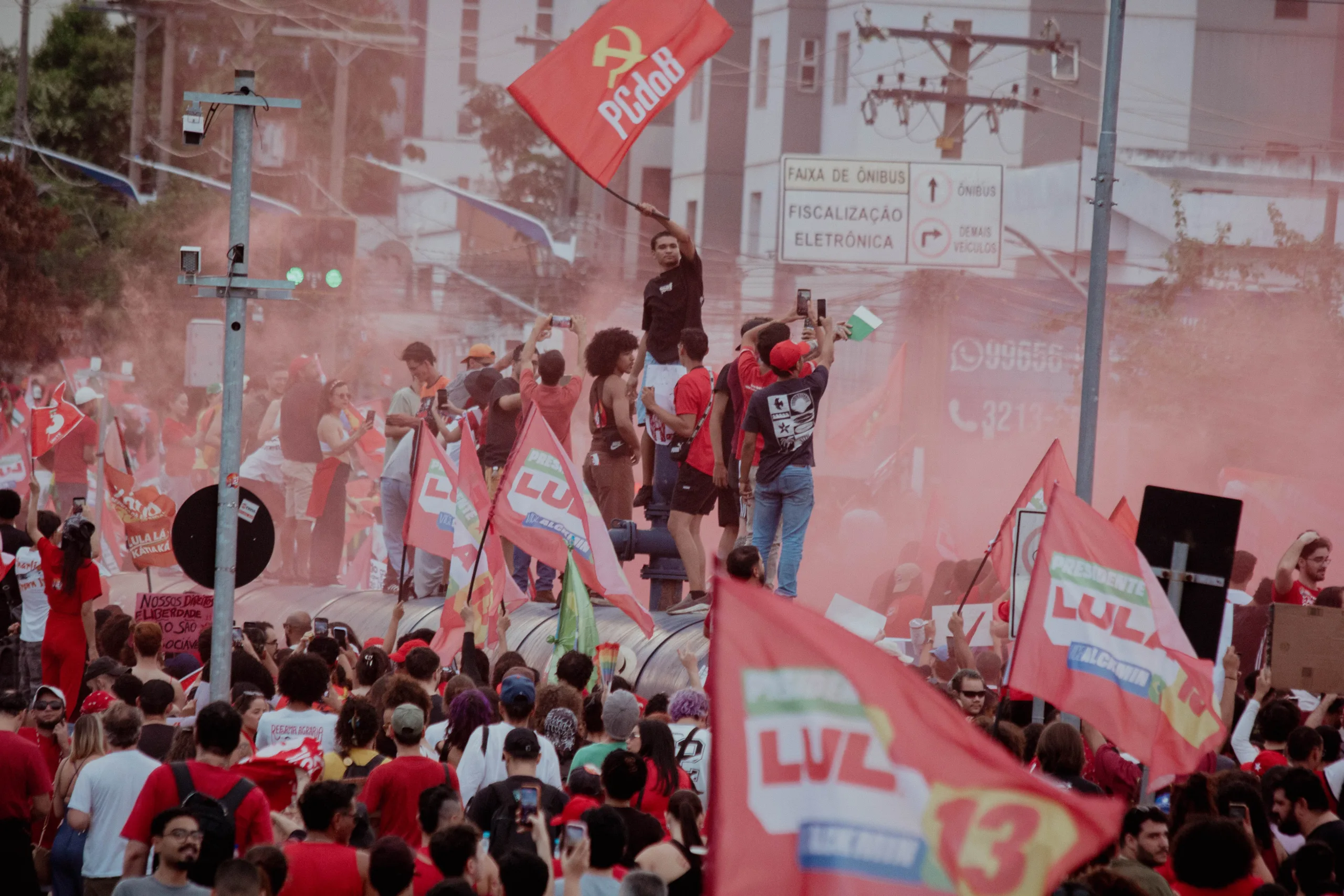 Movimentos sociais, estudantes e militantes ocupam o centro de Goiânia a duas semanas do segundo turno