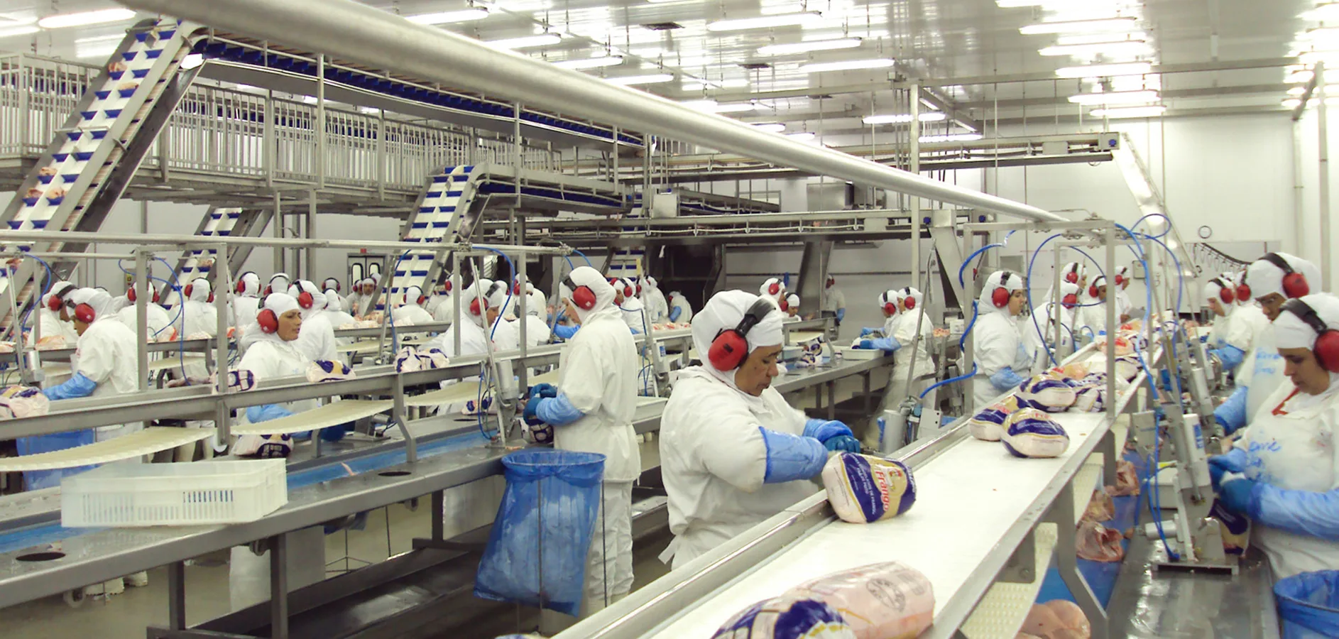Segundo o IBGE, são mais de 100 mil trabalhadores em supermercados e 135 mil em frigoríficos, no Paraná