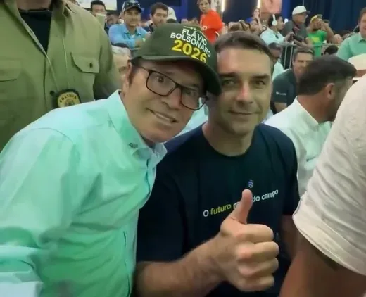 Flávio Bolsonaro prometeu ‘Brasil para Jesus’ ao lado de Victório Galli, em abril, em evento do agronegócio
