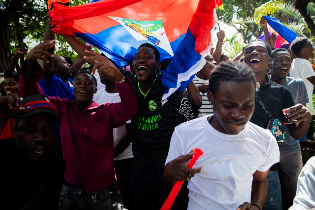 Torcedores comemoram a chegada de integrantes da seleção haitiana de futebol a Porto Príncipe, no Haiti, em julho de 2026