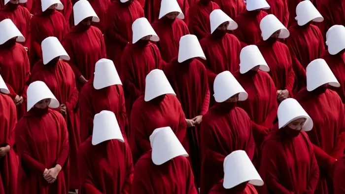 Cena da série 'The Handmaid’s Tale', baseada no livro de mesmo nome, 'O Conto da Aia', de Margaret Atwood