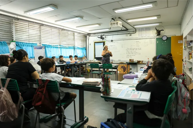 Documento reúne 13 compromissos voltados à valorização dos profissionais da educação, melhorias na rede pública de ensino e fortalecimento das políticas educacionais no Estado