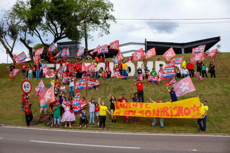 Trabalhadores marcham por democracia, em Colombo (PR)
