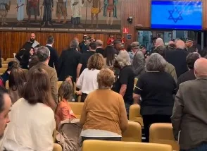 Ativistas pró-Palestina são agredidos durante ato em SP contra homenagem a porta-voz de Israel 