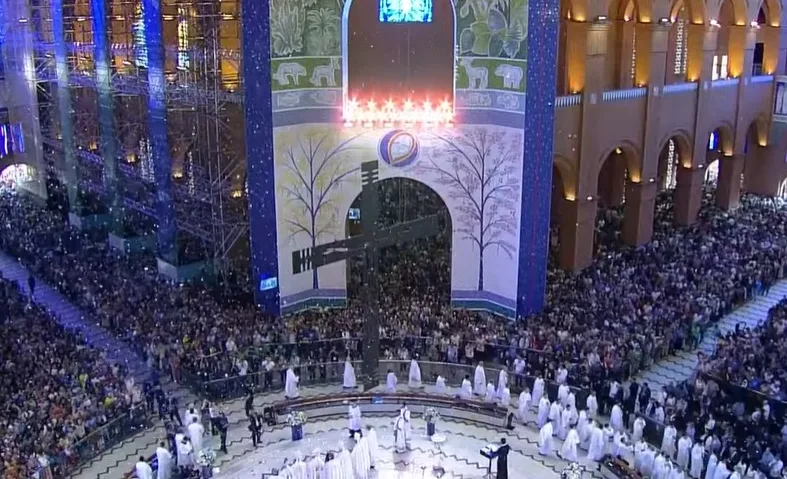 Fiéis celebram Dia de Nossa Senhora em Aparecida (SP)