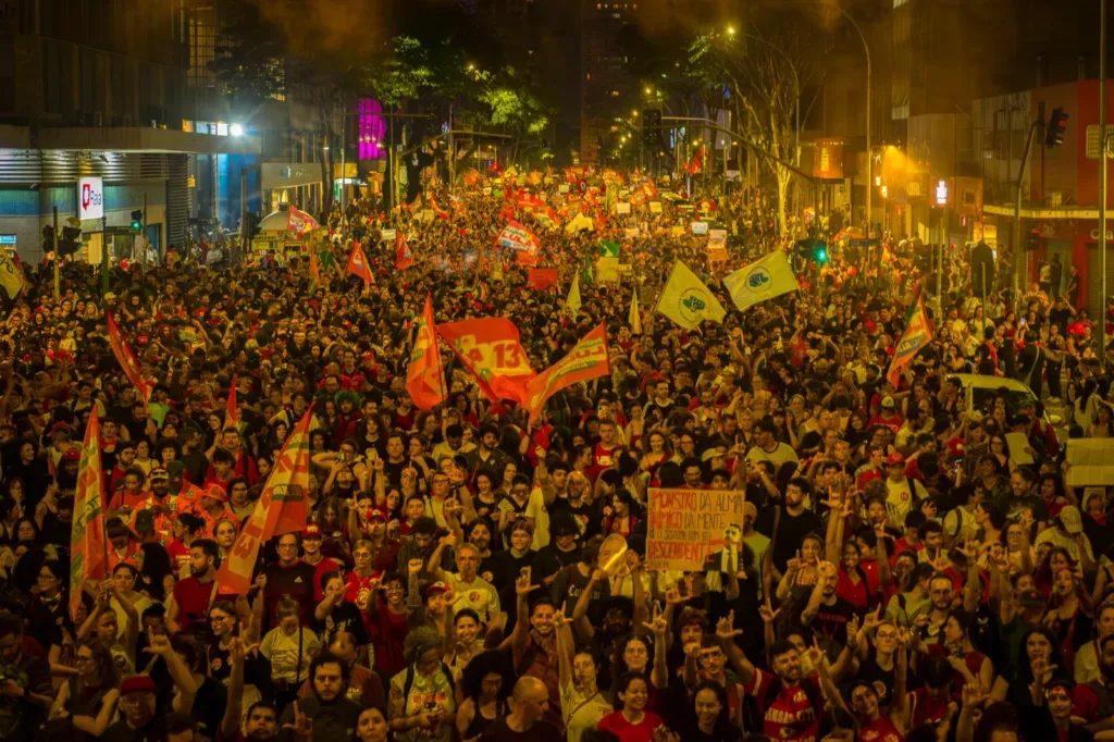 Ato estudantil levou mais de 30 mil pessoas para o centro de Curitiba, no dia 8 de outubro. Foto: Gibran Mendes